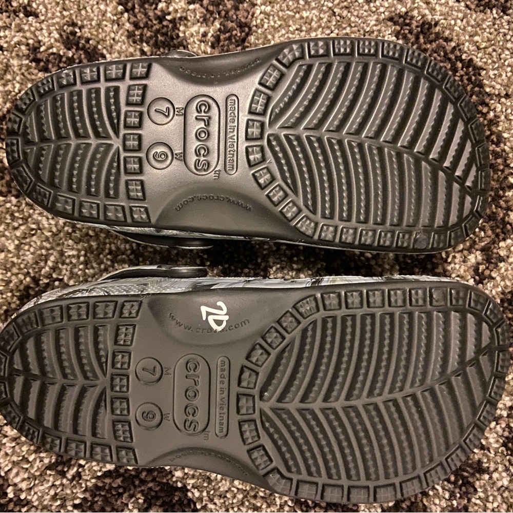 Raiders NFL COLORS silver&black 9 NEW crocs - Picture 7 of 11